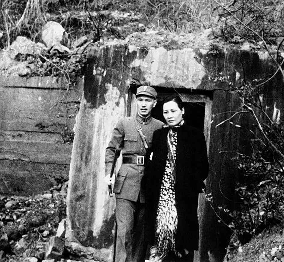 1941年秋,日军空袭后,在重庆的蒋介石夫妇走出防空洞。 1941年秋,日军空袭后,在重庆的蒋介石夫妇走出防空洞。