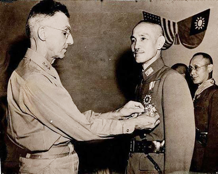 1943年7月7日,史迪威代表美国罗斯福总统授勋蒋介石美国最高统帅勋章。(公有领域) 1943年7月7日,史迪威代表美国罗斯福总统授勋蒋介石美国最高统帅勋章。(公有领域)