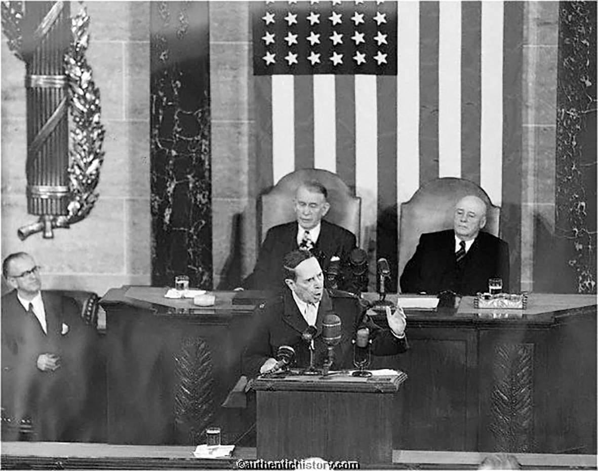 1951年4月19日,麦克阿瑟(图前一)在美国国会会议之前的告别演说中,发表了著名演说——《老兵不死》。 1951年4月19日,麦克阿瑟(图前一)在美国国会会议之前的告别演说中,发表了著名演说——《老兵不死》。