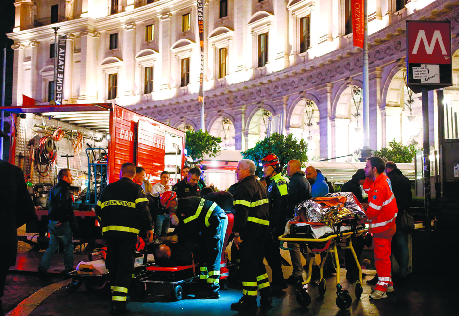 罗马地铁站电动扶梯失控 至少20人伤