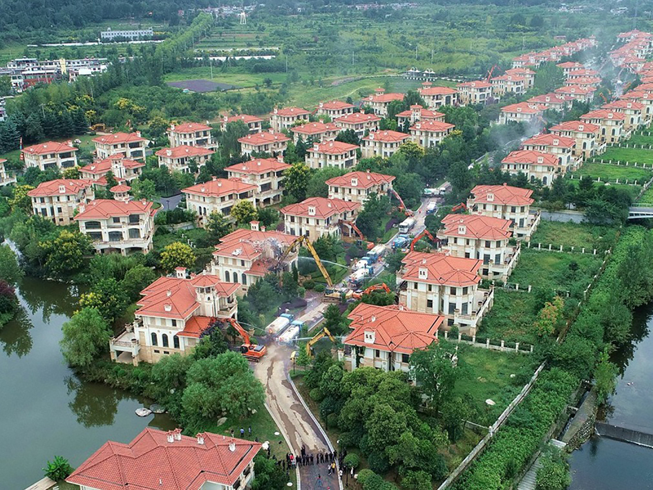 正在拆除中的一秦岭别墅区