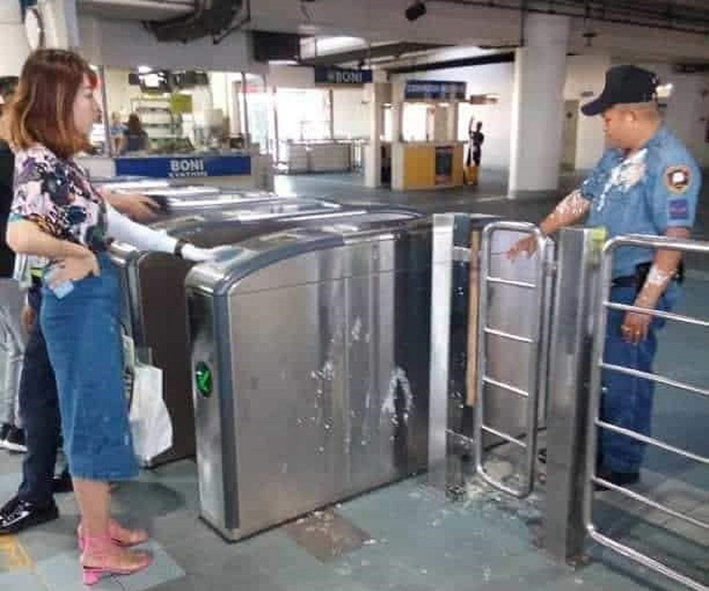 中国女生向警察泼豆花 掀起菲律宾民间反中情绪