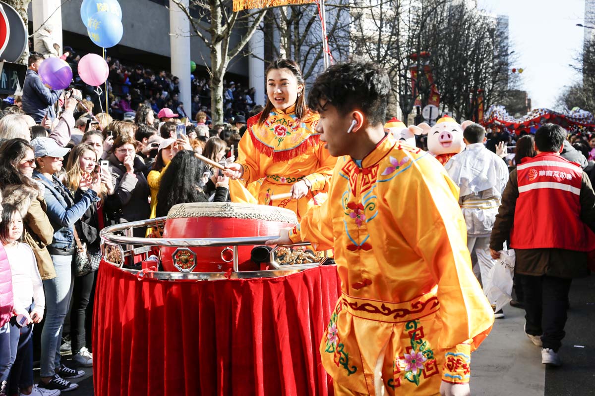 2月17日，巴黎13区中国新年彩妆大游行登场。