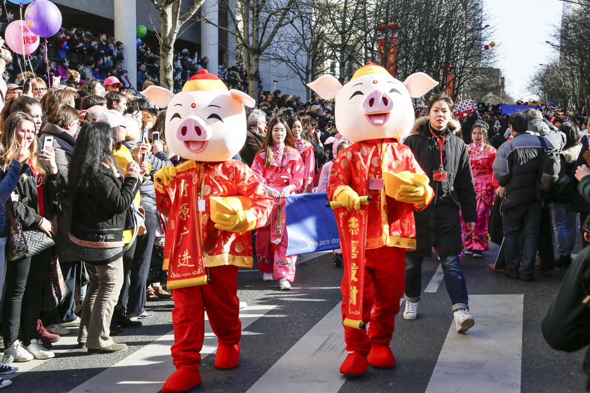 2月17日，巴黎13区中国新年彩妆大游行登场。