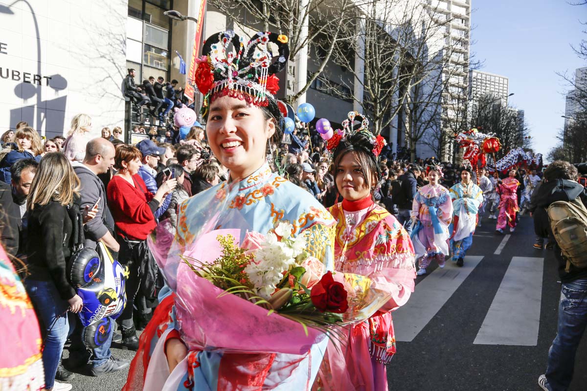 2月17日，巴黎13区中国新年彩妆大游行登场。