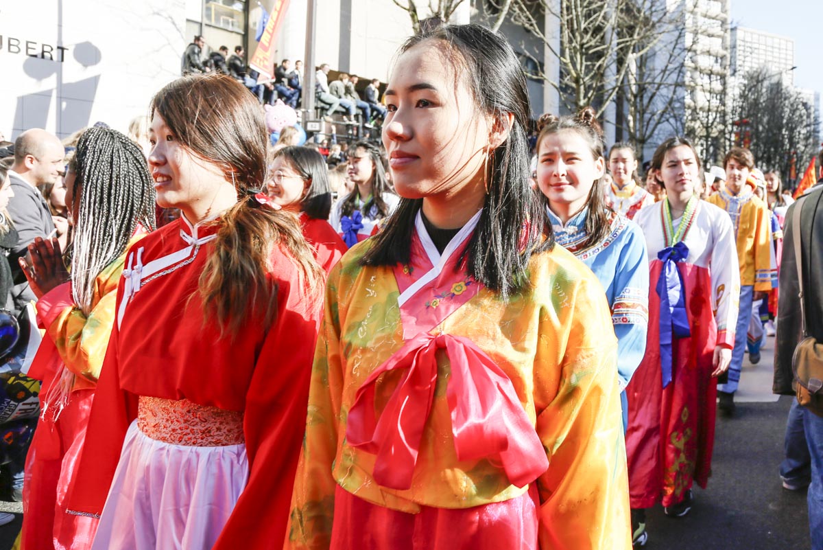 2月17日，巴黎13区中国新年彩妆大游行登场。