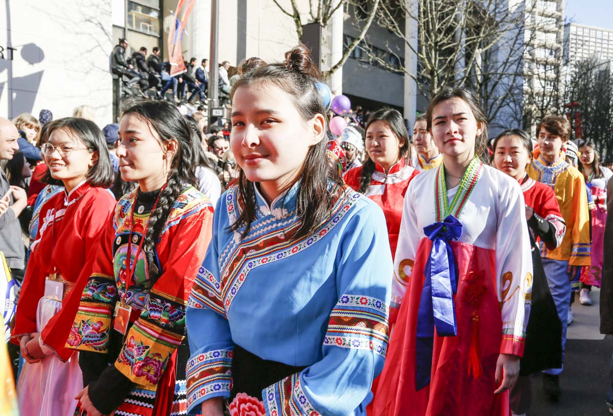 2月17日，巴黎13区中国新年彩妆大游行登场。