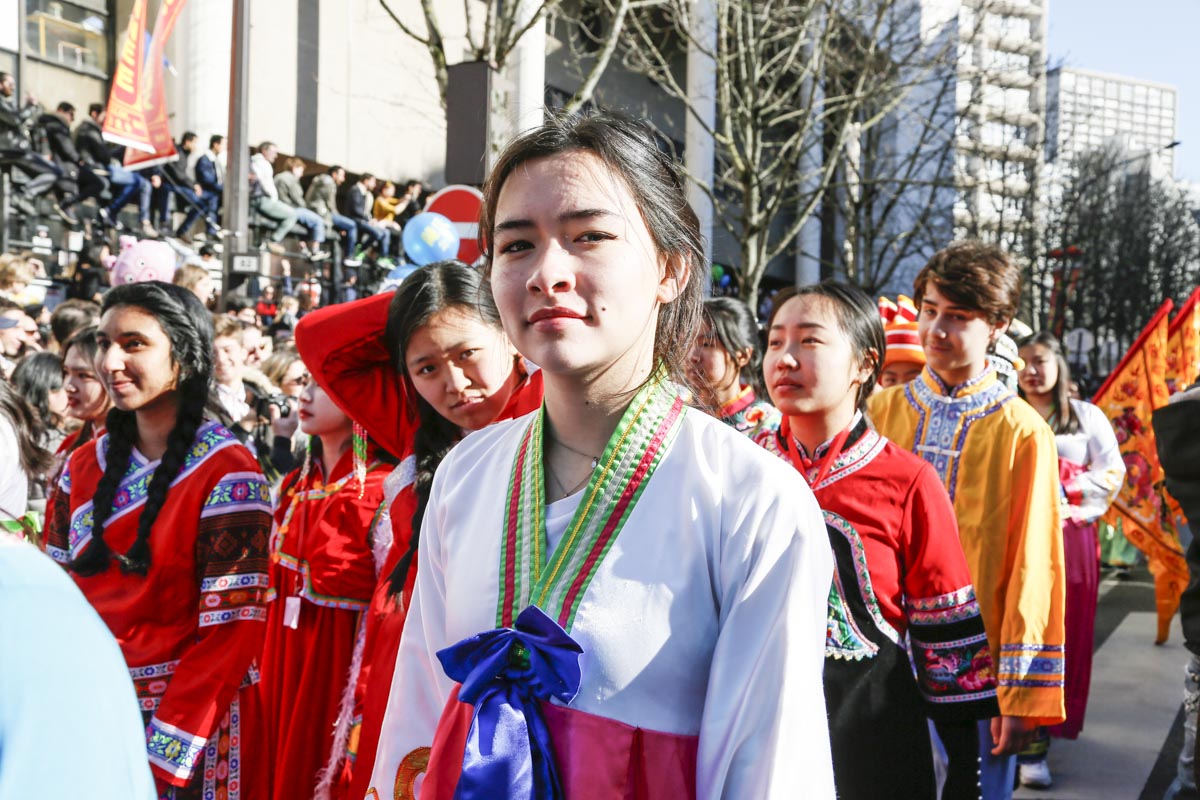 2月17日，巴黎13区中国新年彩妆大游行登场。