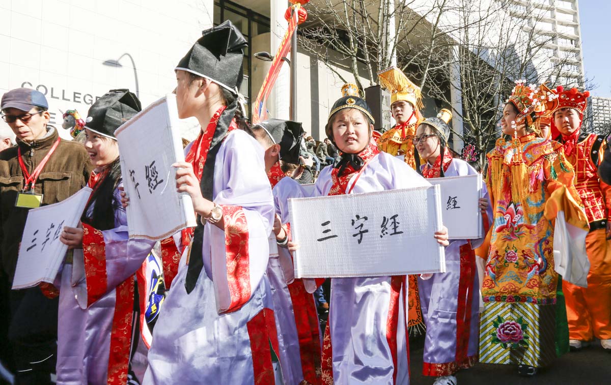 2月17日，巴黎13区中国新年彩妆大游行登场。