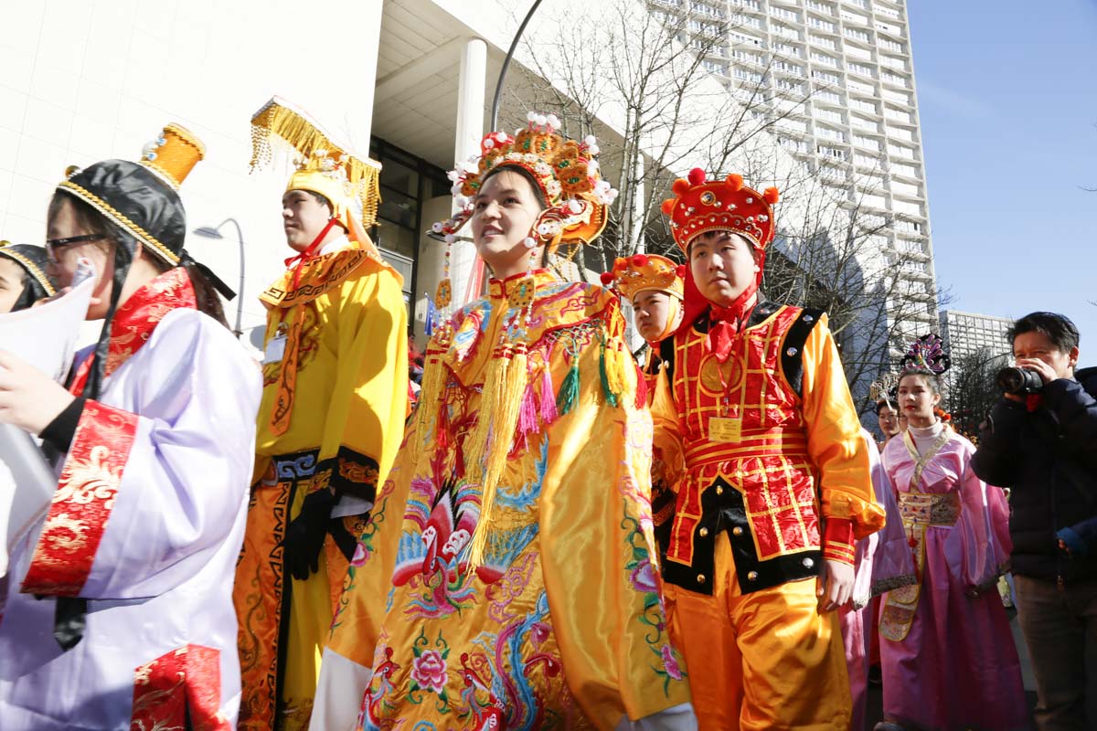 2月17日，巴黎13区中国新年彩妆大游行登场。