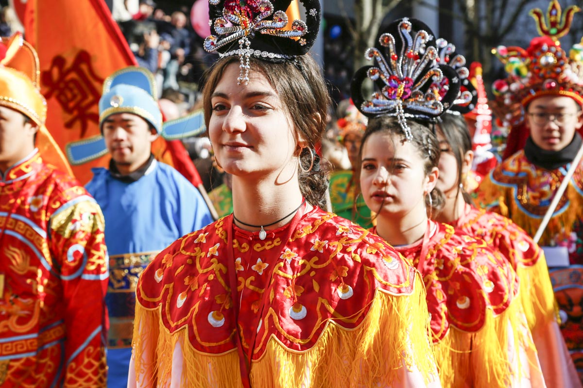 2月17日，巴黎13区中国新年彩妆大游行登场。