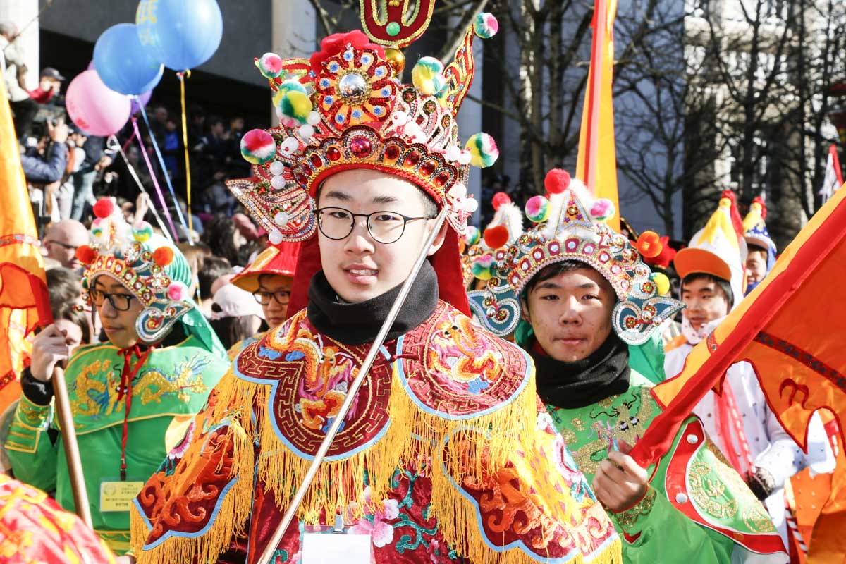 2月17日，巴黎13区中国新年彩妆大游行登场。