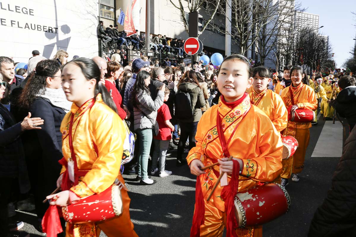 2月17日，巴黎13区中国新年彩妆大游行登场。