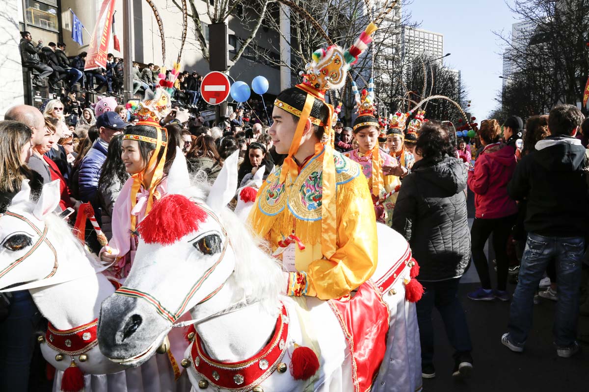 2月17日，巴黎13区中国新年彩妆大游行登场。