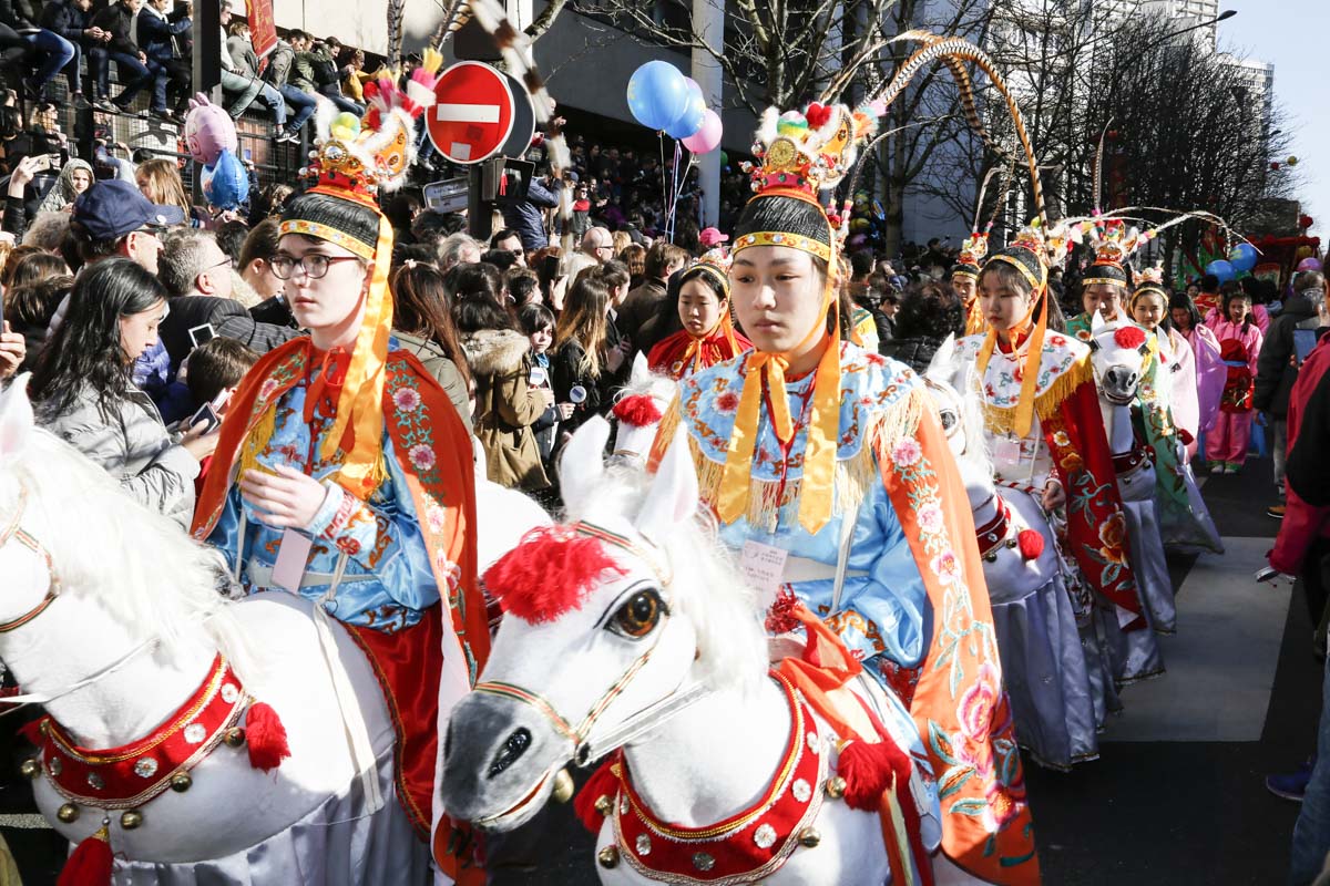 2月17日，巴黎13区中国新年彩妆大游行登场。