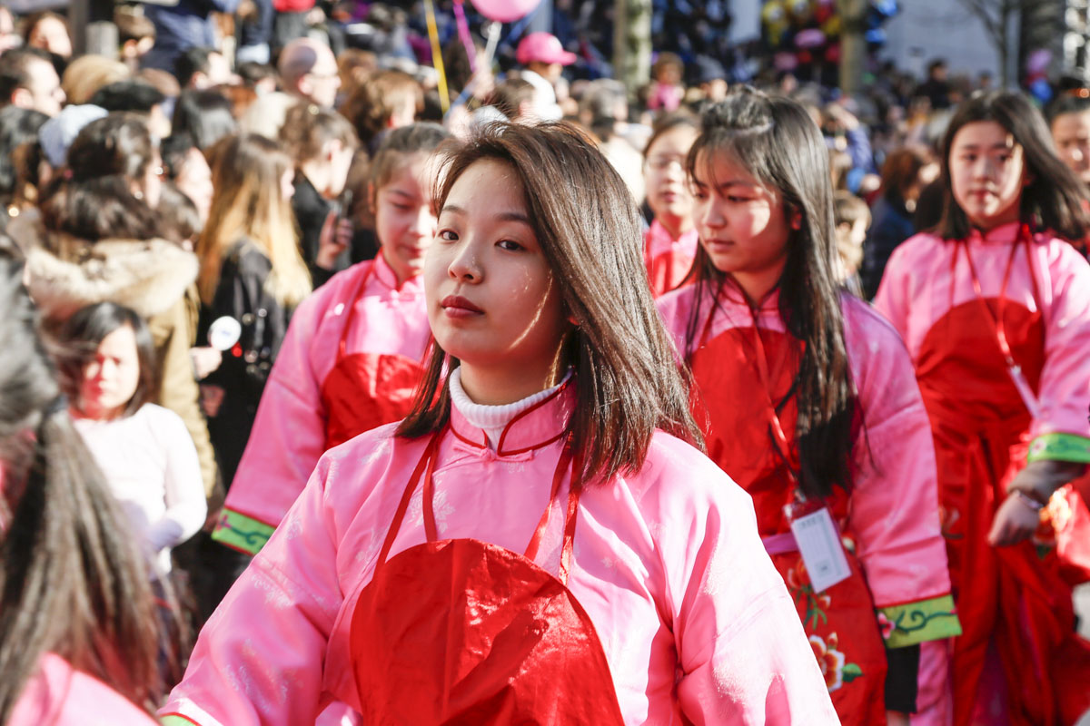 2月17日，巴黎13区中国新年彩妆大游行登场。