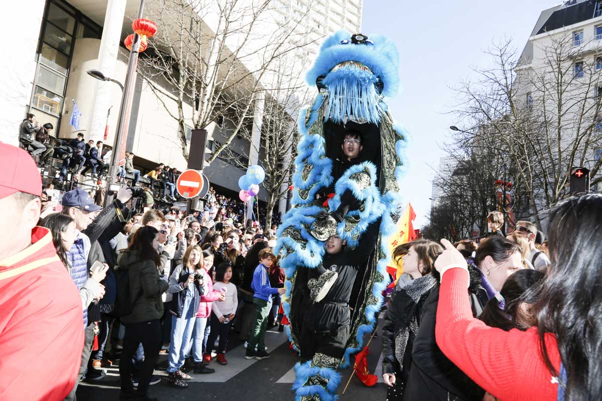 2月17日，巴黎13区中国新年彩妆大游行登场。