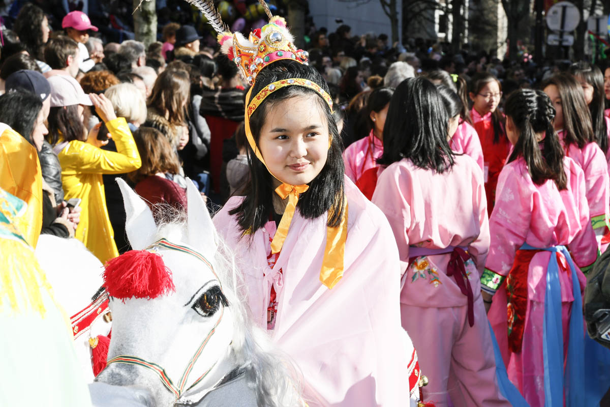2月17日，巴黎13区中国新年彩妆大游行登场。