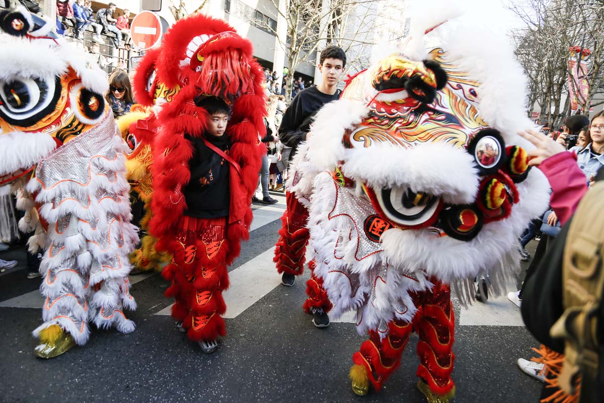 2月17日，巴黎13区中国新年彩妆大游行登场。