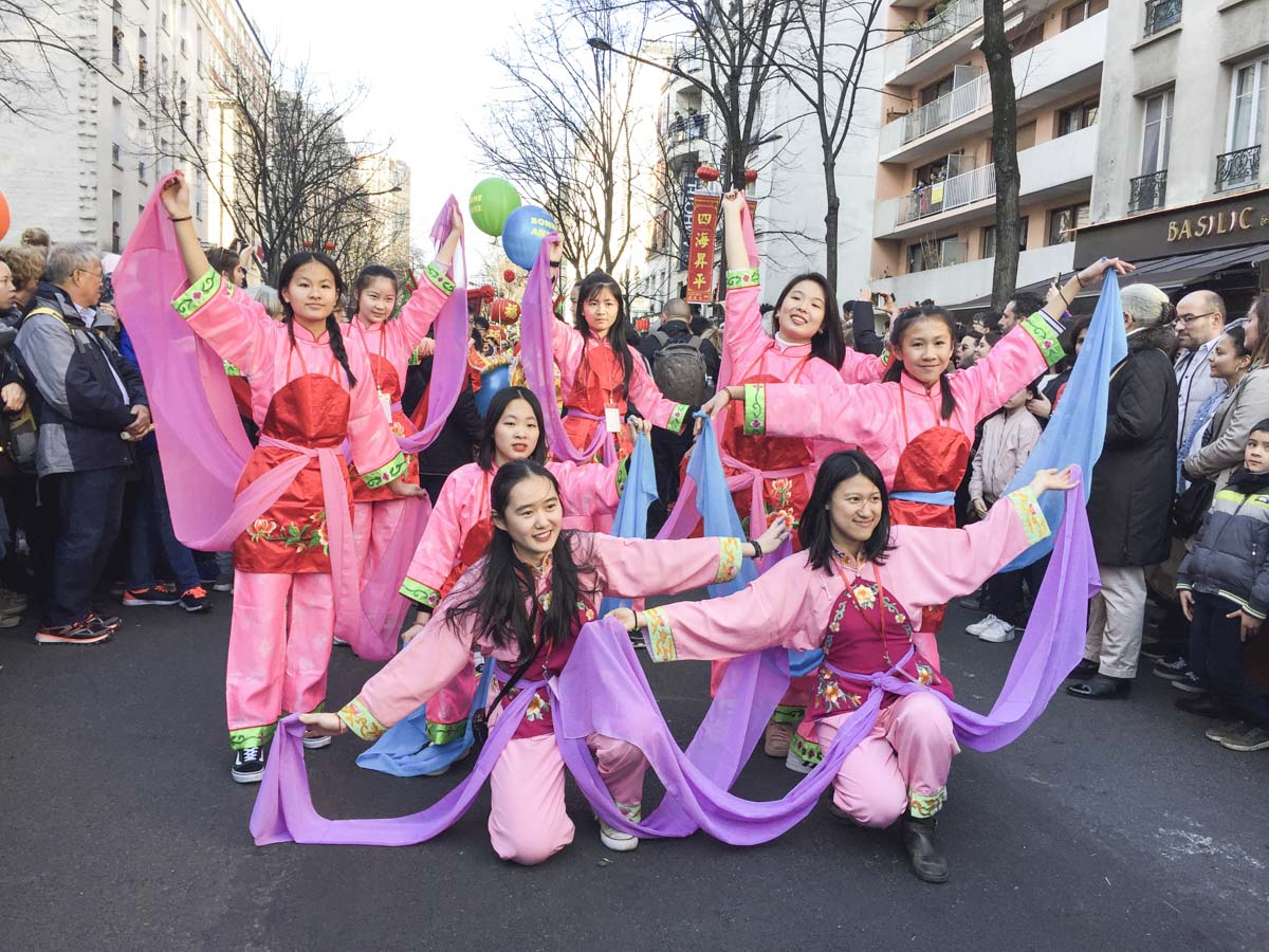 2月17日，巴黎13区中国新年彩妆大游行登场。