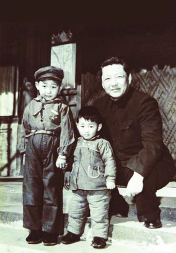 1958年,习仲勋(右)与习近平(左)、习远平(中)在一起。