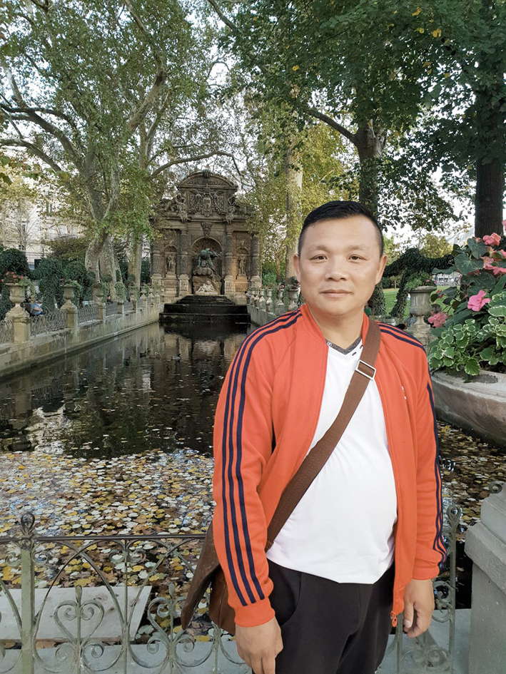 张健摄于法国巴黎卢森堡公园(图片来自张健推特)