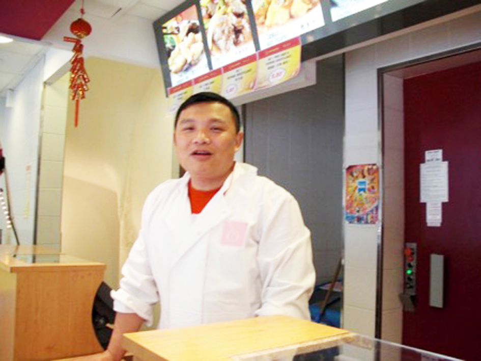 张健曾在巴黎美丽城一家美食店卖烤鸭(图片来自张健推特)