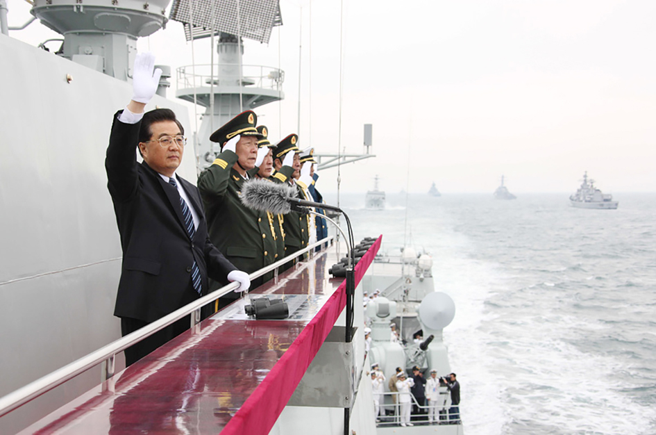 习近平海上阅兵遇浓雾  前海军司令“刺胡”再被聚焦
