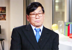 被强行拖下机的亚裔  首谈鲜为人知经历