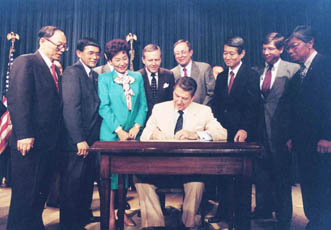 美国总统罗纳德•里根于1988年8月签署了1988年“公民自由法”,该法案为日本美国人的拘禁提供了赔偿。