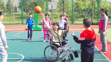 中国女3岁被撞残 如今是网络直播主