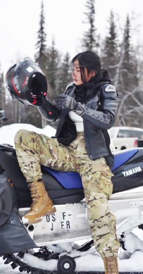高天才骑摩托车。（视频截图）