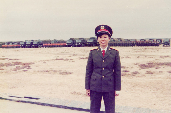 1988年10月,江林在宁夏的一场军事演习中。