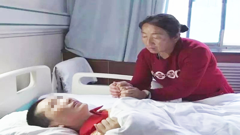 儿子儿媳双双中毒 父母忍痛放弃儿子救儿媳