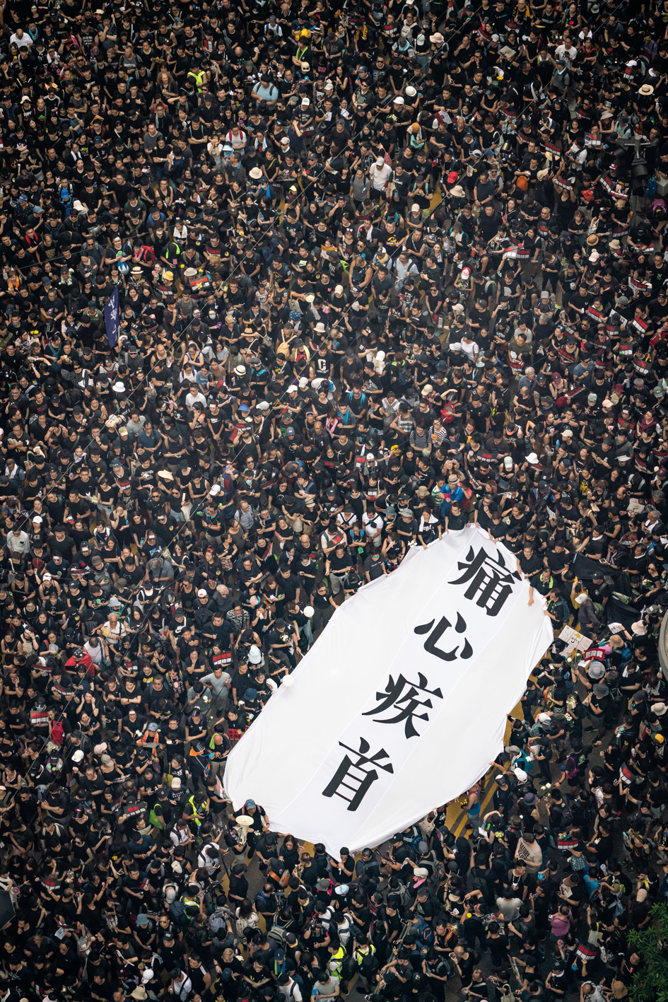 6月16日香港市民大游行场景,巨大的人流塞满了街道。(Getty Images)