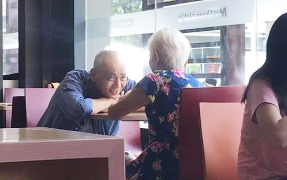 白发夫妇 麦当劳约会  深情趴望感动网民