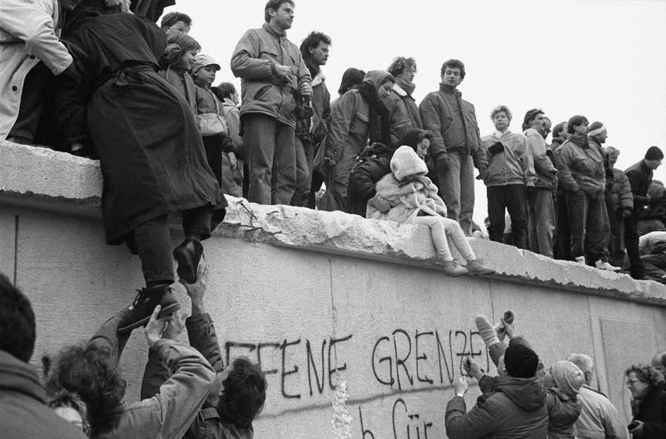 1989年12月31日,东德人登上柏林墙,庆祝柏林墙的倒塌。(Getty Images)