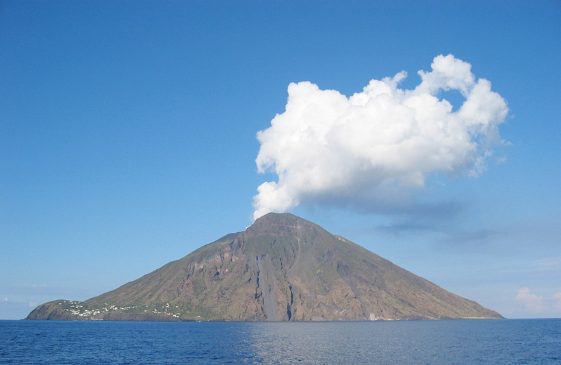 意斯特龙博利岛火山爆发