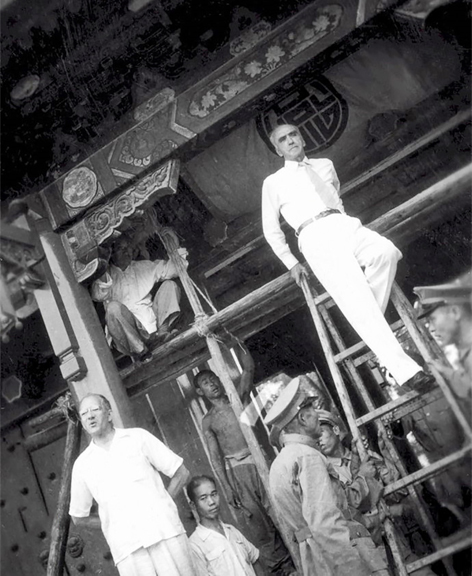 图为1926年,燕京大学启用新校区,校长司徒雷登在正门(西大门)前亲自登梯揭校匾。当时校门是按照王府大门规制修建的,蔡元培题匾。