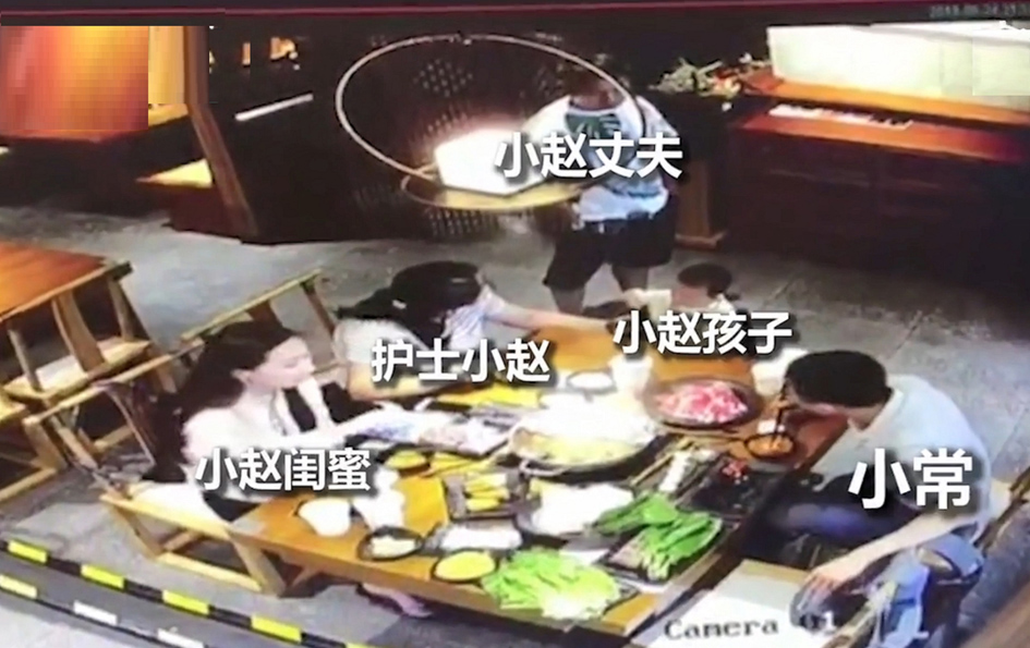妻子和男同学吃饭  丈夫泼滚烫火锅