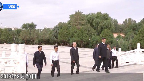 8月20日,习近平到甘肃参拜西路军纪念碑。