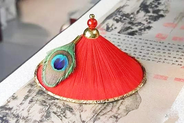为什么清朝的官帽上有顶子？帽后有花翎？