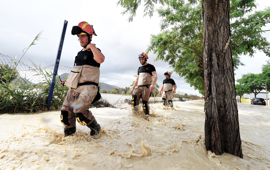 西班牙遭遇罕见暴雨  政府调动三军部队展开紧急救援