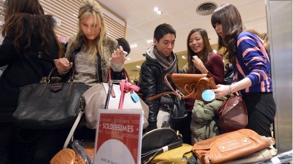 刷爆卡捞一笔 大陆留学生毁了西方制度 (组图)
