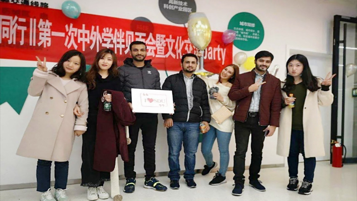 主持人因一句话被炒  山东大学再成焦点
