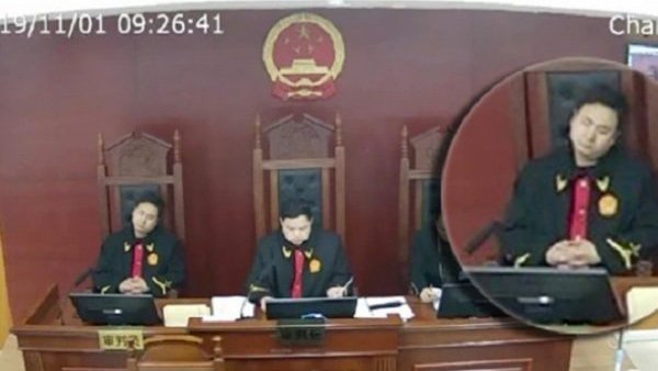 湖南一中院法官被曝庭审时睡觉 照片火了 (图)