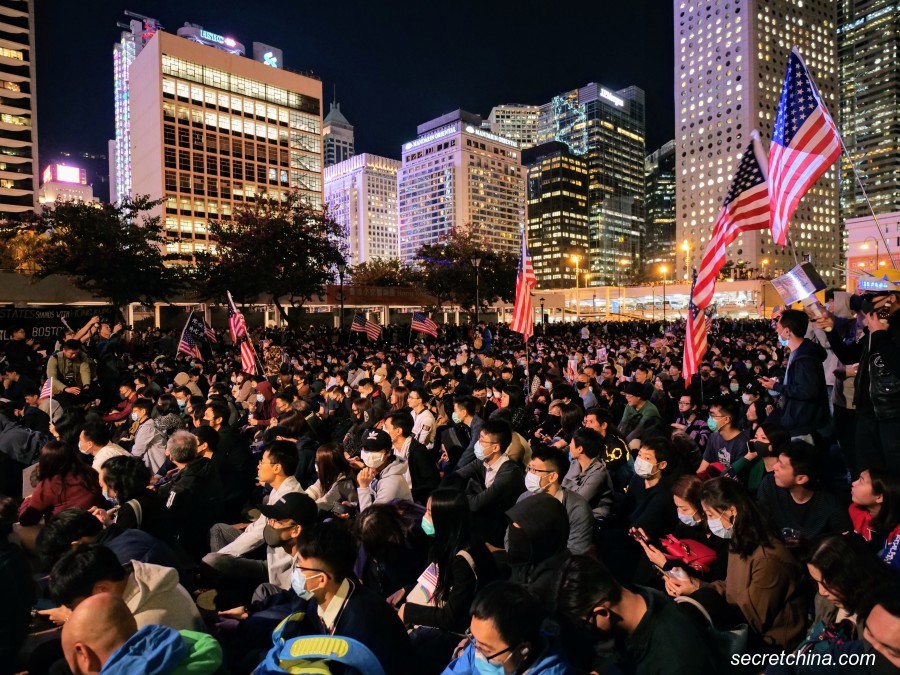 11月28日晚,香港人举办《香港人权与民主法案》感恩节集会。(图片来源:庞大伟/看中国)