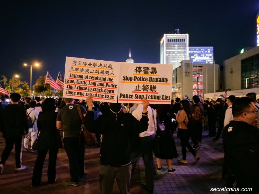 11月28日晚,香港人举办《香港人权与民主法案》感恩节集会。(图片来源:庞大伟/看中国)