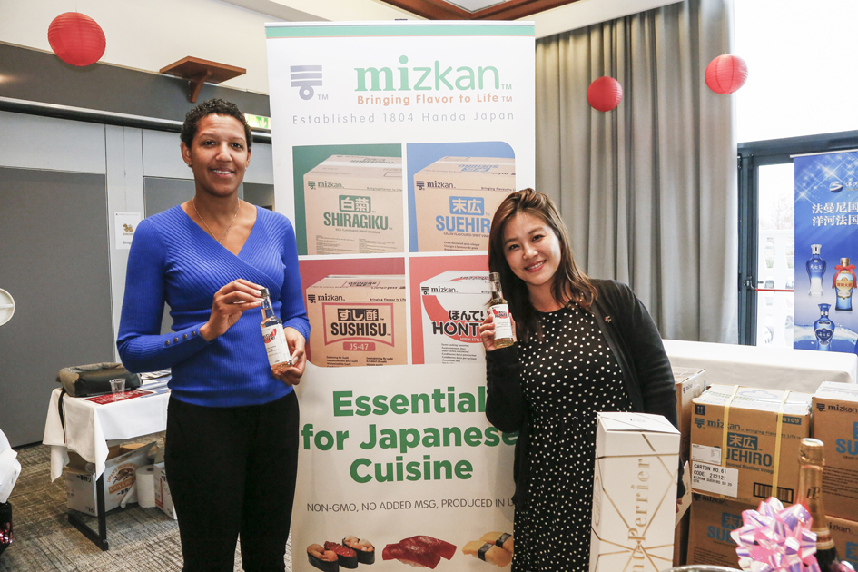 日本味滋康(Mizkan)商务发展部经理马丁女士(Sandrine Martin:左)在展台上介绍Honteri。