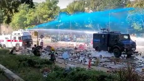 11月17日下午,防暴员警出动两架水炮车、一架装甲车清场,同时发射催泪弹。(图片来源:视频截图)